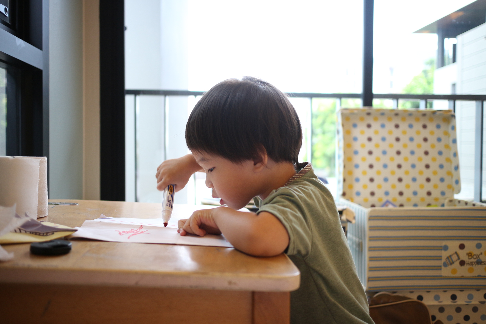 boy-sitting-by-table-home - オーガニック素材を使用した無添加の2960グラノーラ