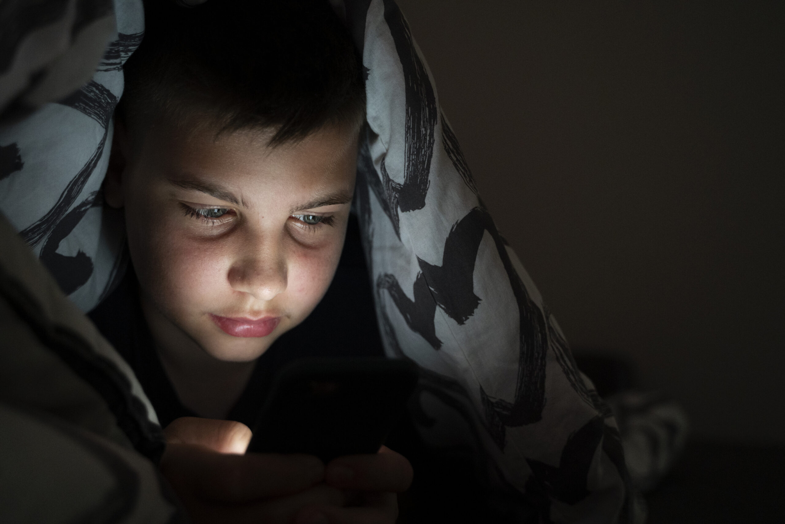 high-angle-kid-holding-smartphone - オーガニック素材を使用した無添加の2960グラノーラ